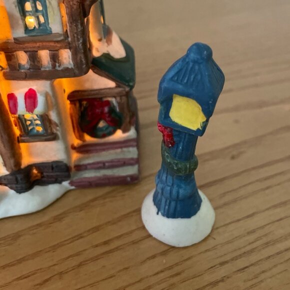 Vtg Holiday Traditions 8 Pc Lighted Christmas Village Set Hand Painted Porcelain - Picture 9 of 15